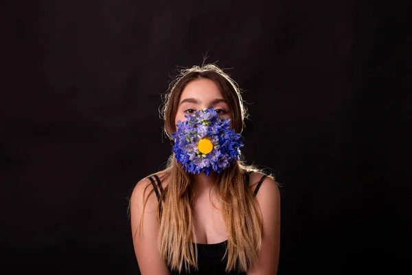Teenager Mädchen Setzt Sich Eine Maske Aus Blumen Auf Sich — Stockfoto