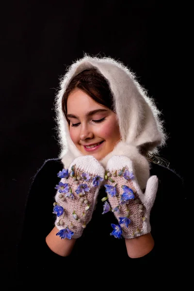 Fille Souriante Dans Une Écharpe Duvet Blanc Tient Les Yeux — Photo