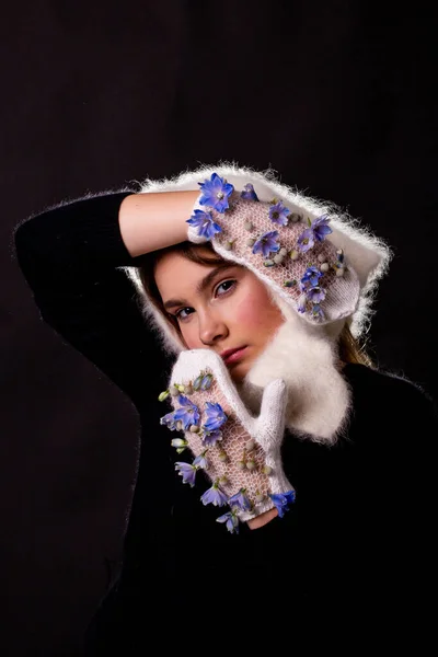Girl Mittens Decorated Flowers Poses Photo Looks Directly Camera — Stock Photo, Image