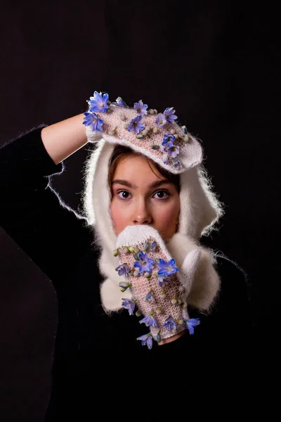 Flicka Vantar Dekorerad Med Blommor Med Ett Överraskande Uttryck — Stockfoto