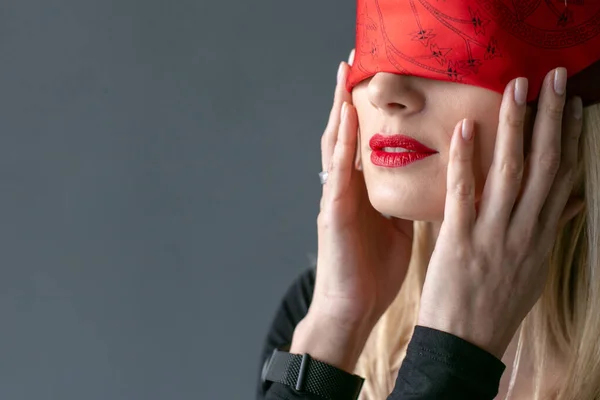 Young Beautiful Blonde Bright Red Lipstick Stands Blindfolded — Stock Photo, Image