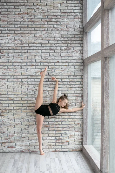 Gymnaste Dix Ans Effectue Exercice Près Fenêtre Sur Fond Mur — Photo