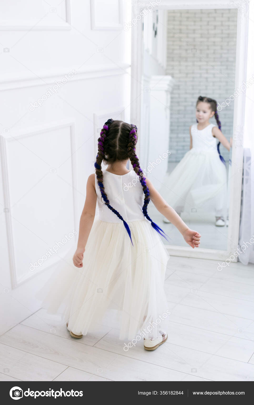 Menina Bonita Vestido Branco Longo Está Girando Perto Espelho