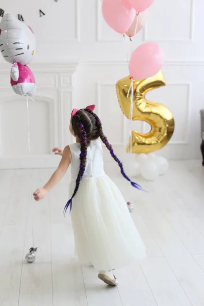 Kleines Mädchen Rennt Durch Das Studio Und Spielt Mit Luftballons — Stockfoto