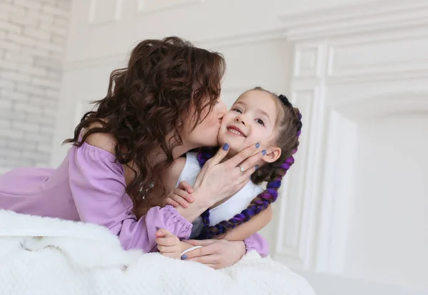 Jovem Cabelos Escuros Europeu Beija Sua Filha Rindo — Fotografia de Stock