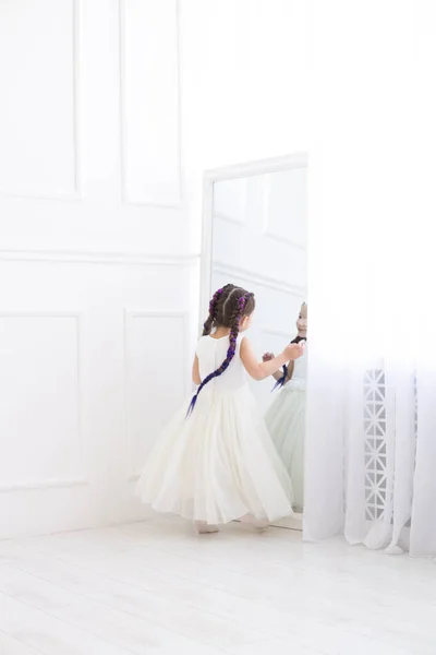 Jolie Fille Dans Une Longue Robe Blanche Admire Son Reflet — Photo