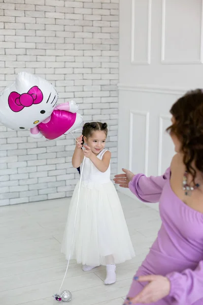 Junge Frau Lila Kleid Spielt Mit Ihrer Tochter Auf Hellem — Stockfoto