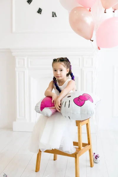 Hübsches Kleines Mädchen Weißem Kleid Auf Einem Stuhl Sitzend Mit — Stockfoto