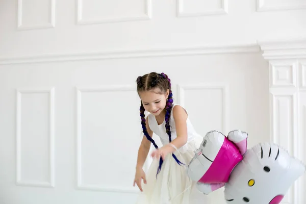 Gaie Fille Dans Une Robe Blanche Court Autour Studio Blanc — Photo