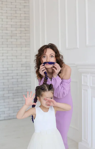 Junge Mutter Und Kleine Tochter Genießen Das Gemeinsame Herumalbern — Stockfoto