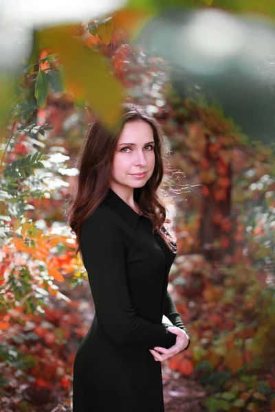 Beautiful Woman Slim Figure Stands Path Autumn Forest — Stock Photo, Image