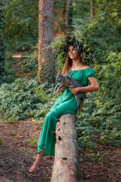 Menina Descalça Bonito Vestido Verde Longo Com Uma Grinalda Cabeça — Fotografia de Stock
