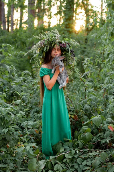 Dívka Dlouhých Zelených Šatech Věncem Hlavě Stojí Šedým Králíkem Rukou — Stock fotografie
