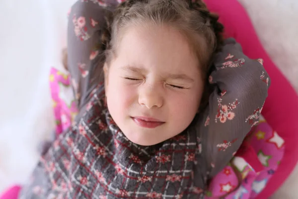 Vrij Grappig Krullend Meisje Een Grijze Jurk Ligt Vloer Met — Stockfoto