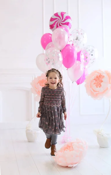 Lachendes Kleines Mädchen Grauen Blumenkleid Läuft Die Kamera — Stockfoto