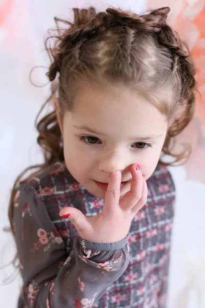 Divertida Niña Vestido Gris Flor Escoge Nariz — Foto de Stock