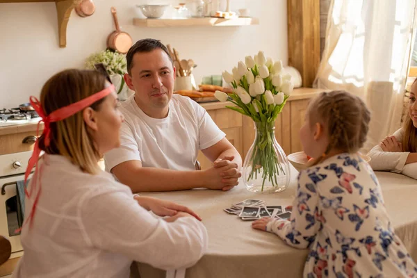 Pais Engraçados Suas Filhas Jogar Jogo Interessante Enquanto Sentado Cozinha — Fotografia de Stock