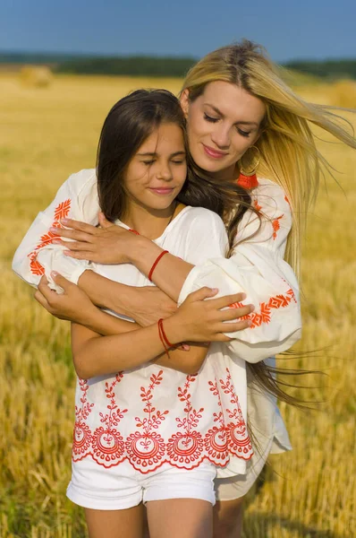 Junge Europäische Blonde Frau Umarmt Ihre Teenager Schwester Von Hinten — Stockfoto