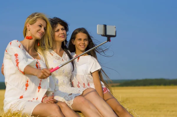 Família Encantadora Que Toma Uma Selfie Palheiro Contra Céu Azul — Fotografia de Stock