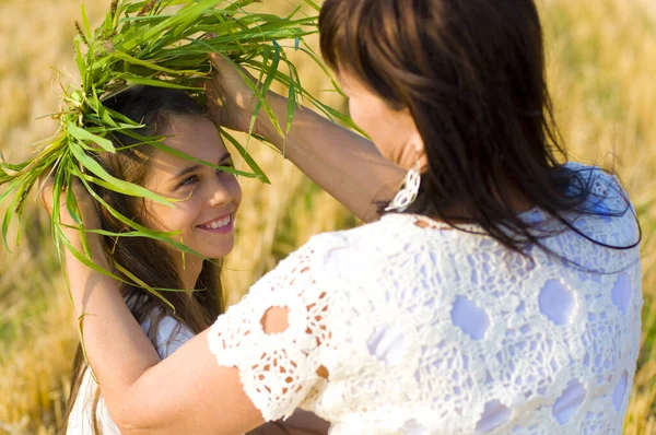 Middle Aged Woman Puts Wreath Fresh Green Grass Her Daughters — Stock Photo, Image