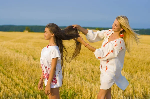 Loira Magra Uma Camisa Bordada Endireita Cabelo Sua Irmãzinha — Fotografia de Stock