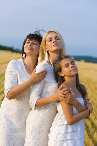 Cincuenta Años Edad Madre Sus Dos Hijas Vestidos Blancos Disfrutar —  Fotos de Stock