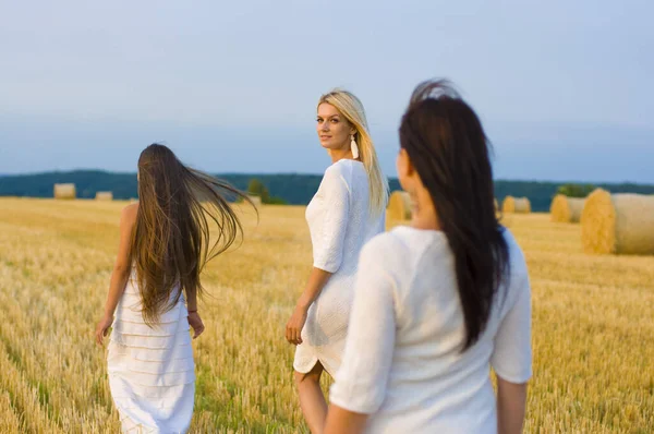 Piękna Kobieta Średnim Wieku Jej Dwie Córki Blondynka Brunetka Spacerują — Zdjęcie stockowe