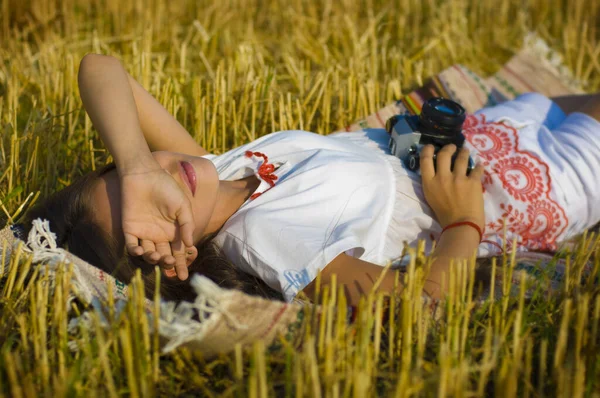 Chica Adolescente Con Una Cámara Encuentra Campo Trigo Segado Con —  Fotos de Stock