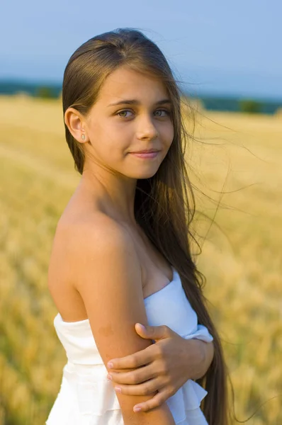 Güzel Uzun Saçlı Yeşil Gözlü Genç Bir Kız Eğimli Bir — Stok fotoğraf