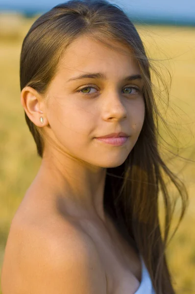 Graziosa Adolescente Con Bei Capelli Lunghi Occhi Verdi Trova Prendisole — Foto Stock