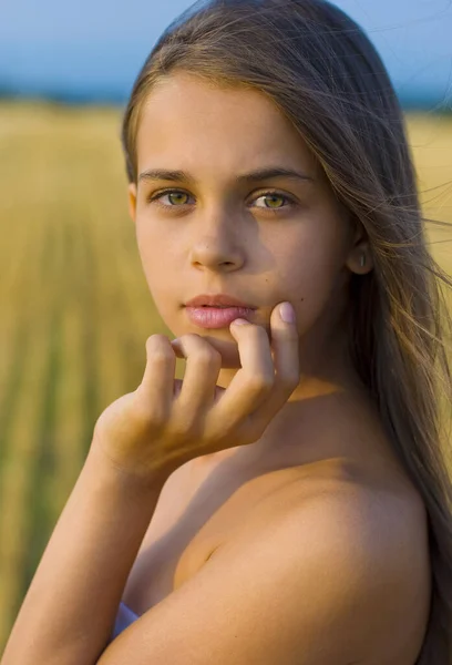 Menina Bonita Adolescente Com Cabelo Longo Bonito Olhos Verdes Fica — Fotografia de Stock