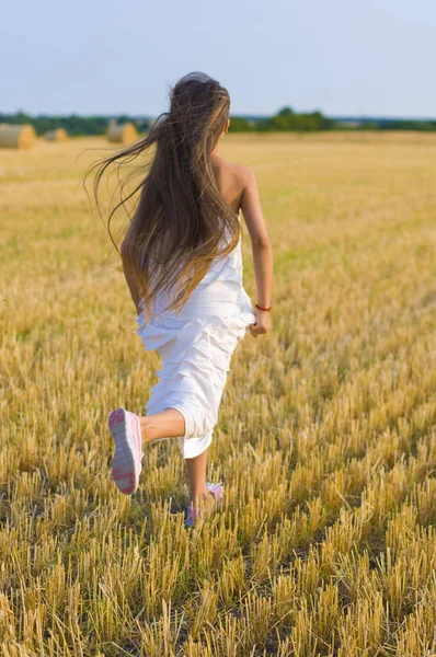 Meisje Tiener Met Mooi Lang Haar Fladderen Wind Loopt Tegen — Stockfoto