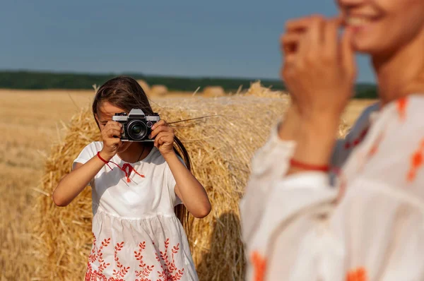 Gyönyörű Tinédzser Lány Fényképezőgéppel Kezében Fényképek Mosolygó Nővére Háttérben Egy — Stock Fotó