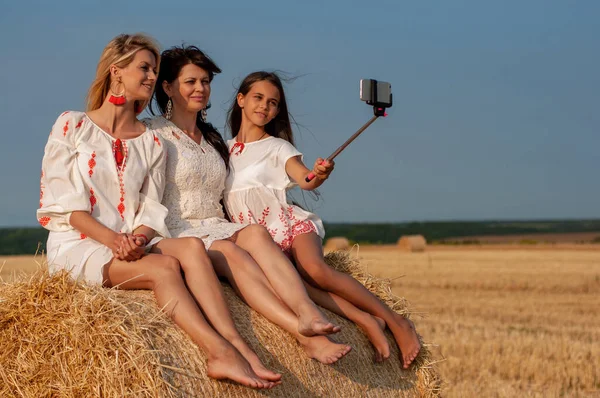Muito Adolescente Menina Tomando Selfie Com Sua Mãe Irmã Mais — Fotografia de Stock