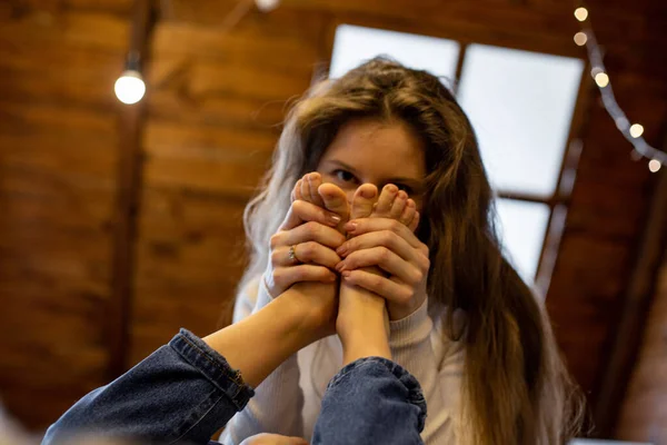 Žena Hraje Svým Bosým Dítětem Podkrovní Ložnici Dřevěného Domu — Stock fotografie