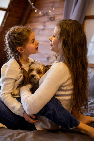 Mutter Und Tochter Sitzen Mit Ihrem Hund Auf Dem Bett — Stockfoto