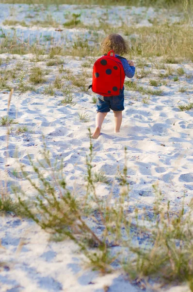 Jolie Fille Bouclée Tient Pieds Nus Dans Sable Avec Son — Photo