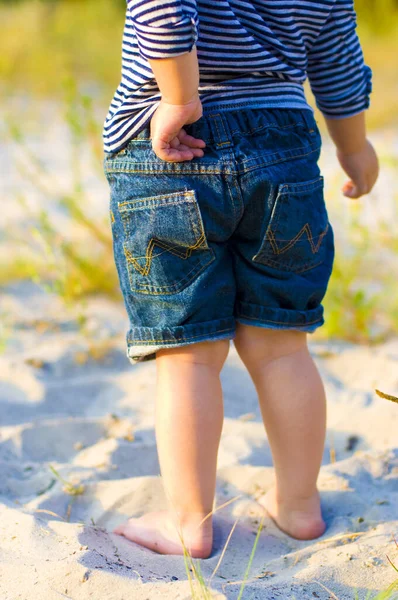 Baby Randig Shirt Och Denim Shorts Står Barfota Sanden — Stockfoto