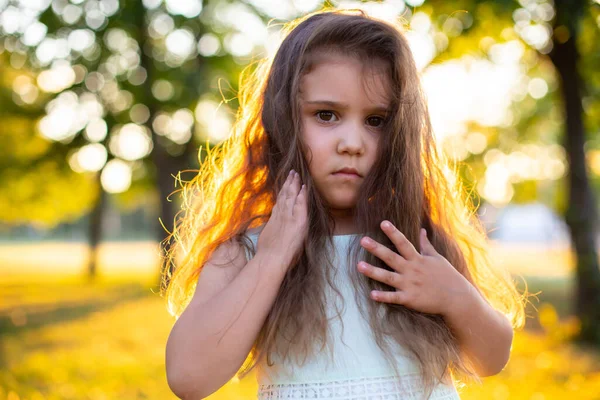 Graziosa Piccola Bruna Con Lunghi Capelli Ricci Erge Sull Erba — Foto Stock