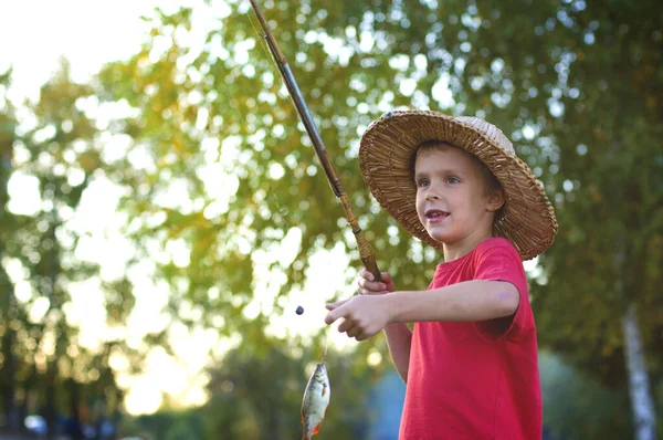 Niño Siete Años Edad Está Pie Con Una Caña Pescar — Foto de Stock