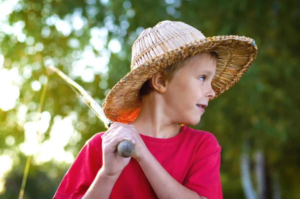 Zeven Jaar Oude Jongen Staat Met Hengel Zijn Schouder Kijkt — Stockfoto