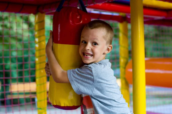 Menino Sete Anos Brinca Com Saco Perfuração Infantil Sorri Para — Fotografia de Stock