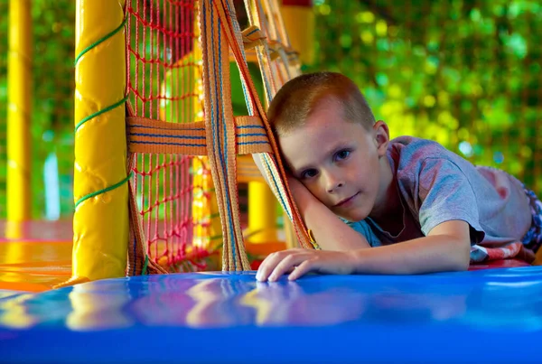 Een Droevige Jongen Ligt Een Heuvel Speeltuin Kijkt Naar Camera — Stockfoto