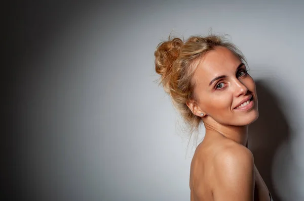 Vacker Blond Står Profil Och Ler Mot Kameran — Stockfoto