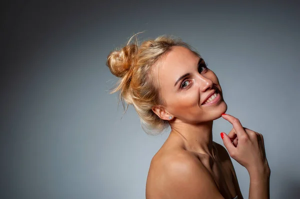 Mooi Blond Staat Een Halve Draai Zachtjes Glimlacht Naar Camera — Stockfoto