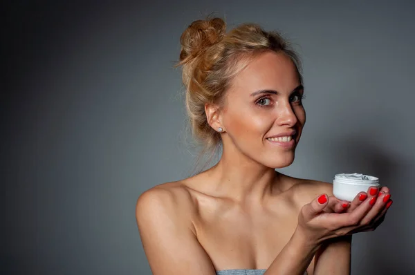 Schöne Blondine Hält Ein Glas Sahne Auf Ihren Händen Und Stockbild