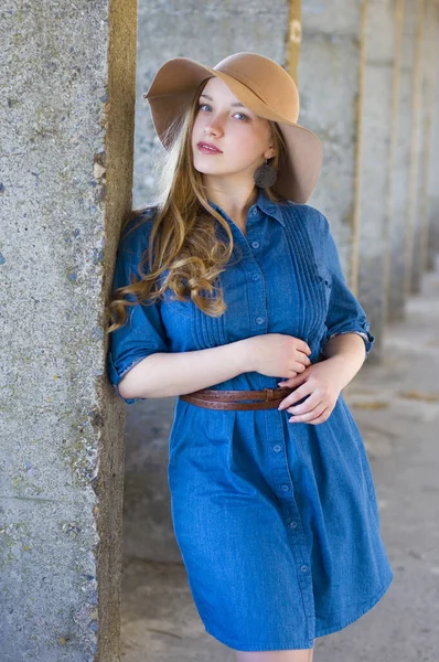 Encantadora Rubia Sombrero Beige Ala Ancha Encuentra Cerca Columna Hormigón — Foto de Stock