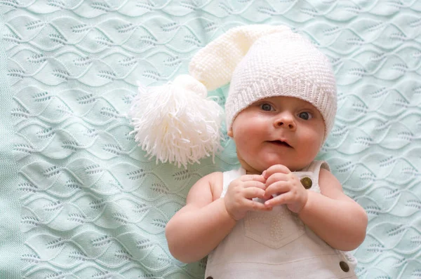 Bebê Calças Brancas Chapéu Malha Branco Com Pompom Encontra Cobertor — Fotografia de Stock