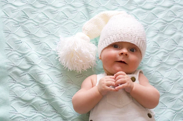 Bebé Pantalones Blancos Sombrero Punto Blanco Con Pompón Encuentra Una — Foto de Stock