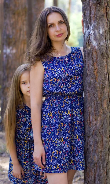 Mignon Aux Cheveux Longs Mère Fille Dans Des Robes Lumineuses — Photo